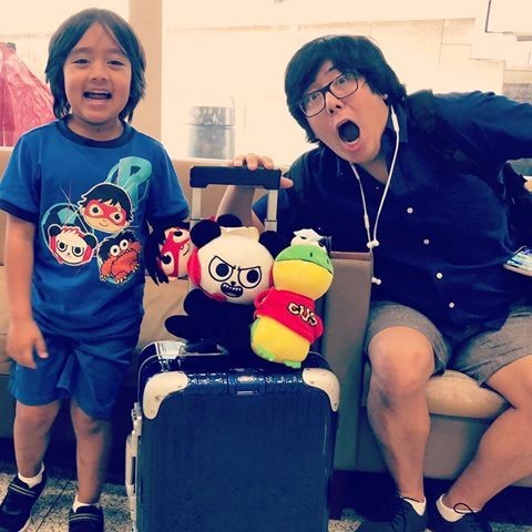 7岁网红创作者！靠玩玩具年赚2千万美元登YouTuber收入冠军